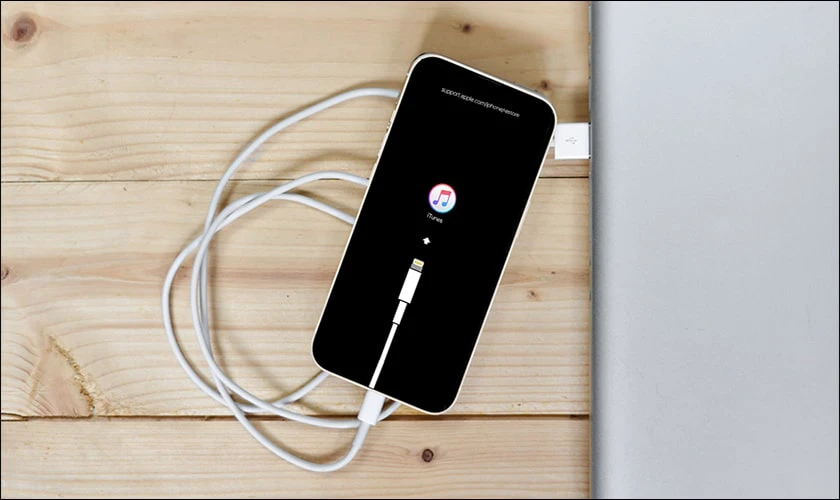 Sử dụng cáp USB để kết nối iPhone với Macbook