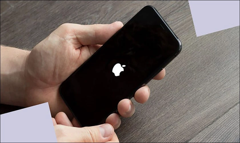 Nhấn và giữ nút Nguồn cho đến khi bạn thấy logo Apple để reset iPhone 12 bị treo máy