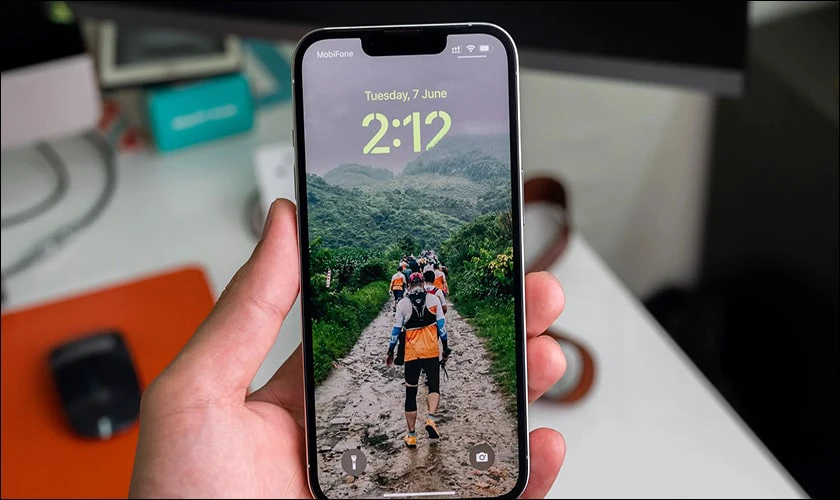Hãy thả nút Nguồn khi thấy logo trên màn hình để reset iPhone 12
